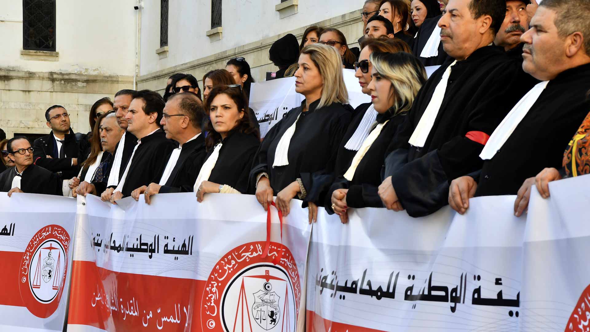 صورة بعنوان: محامون يتظاهرون على رفع ضريبة القيمة المضافة في تونس 