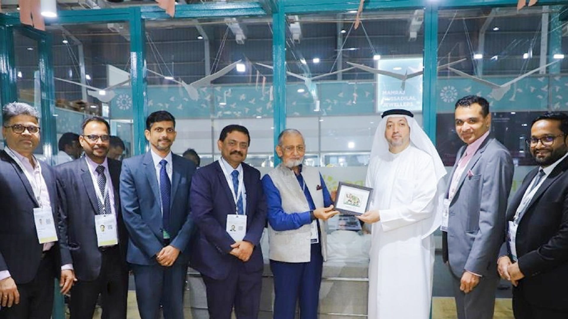 صورة بعنوان: حرة مطار الشارقة الدولي تختتم مشاركتها في معرض الهند للمجوهرات 