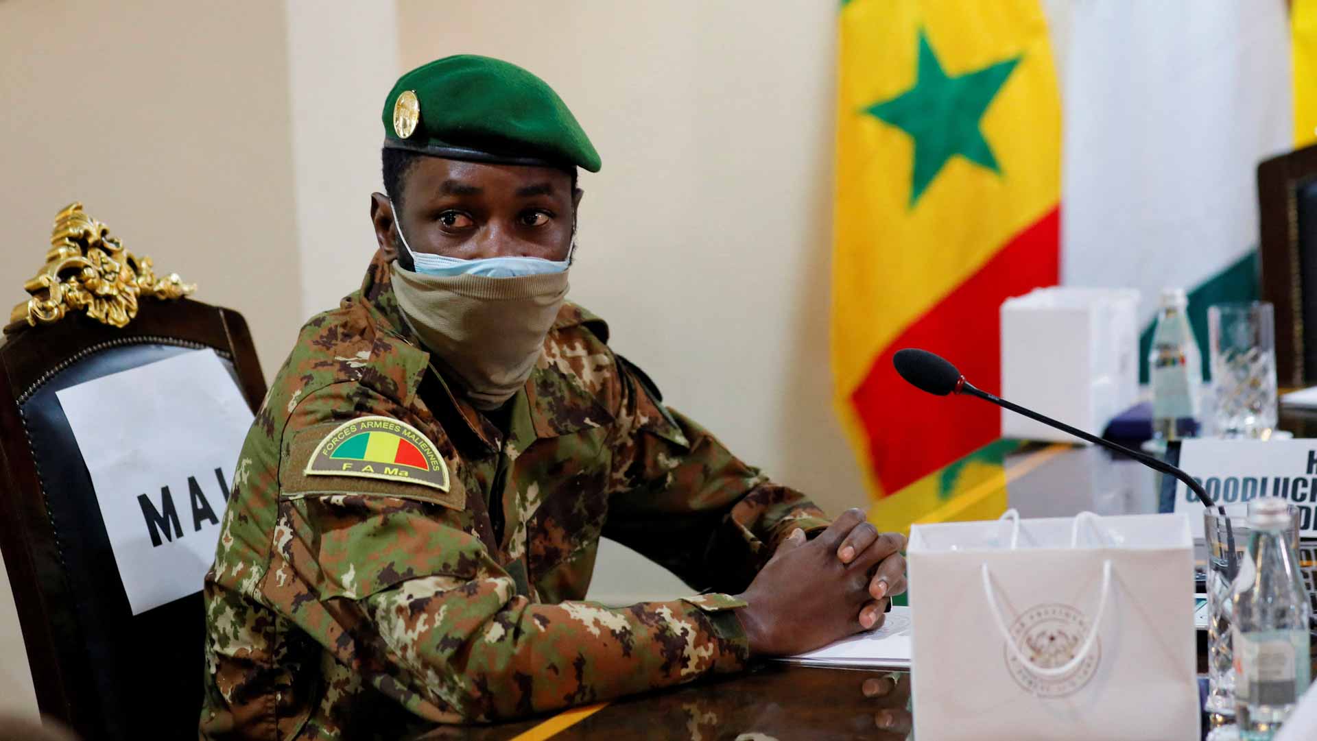 صورة بعنوان: رئيس المجلس العسكري في مالي يصدر عفواً عن 49 جندياً من ساحل العاج 