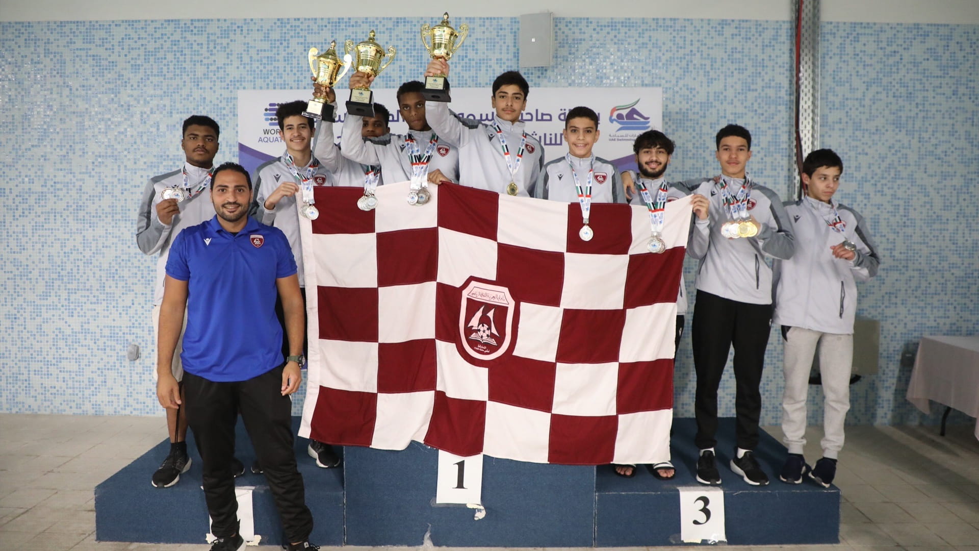 صورة بعنوان: سباحو الحمرية يحصون 3 كؤوس و31 ميدالية ملونة في بطولة رئيس الدولة 