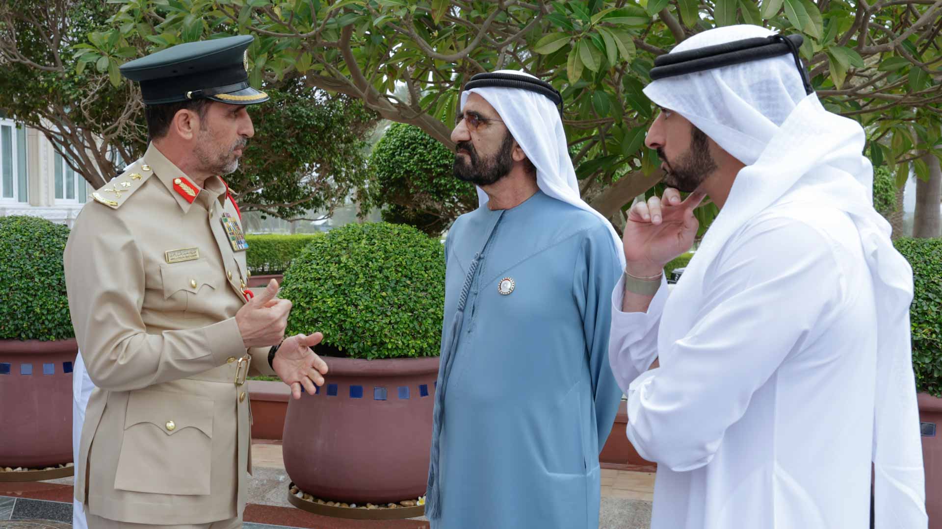 صورة بعنوان: محمد بن راشد يكرّم مركز شرطة المرقبات لحصوله على تصنيف 6 نجوم 