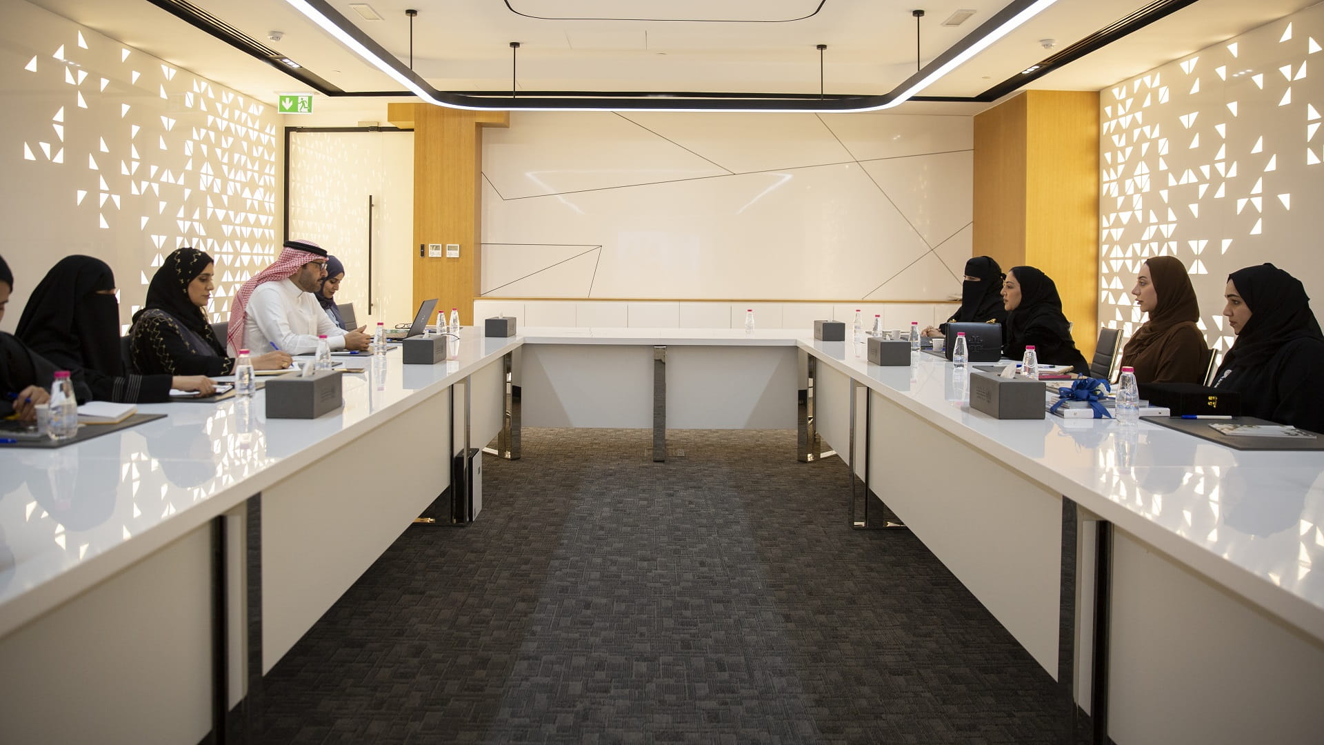 صورة بعنوان: "الشارقة للتعليم" يبحث التعاون مع جامعة الإمارات و"عطاء السعودية" 