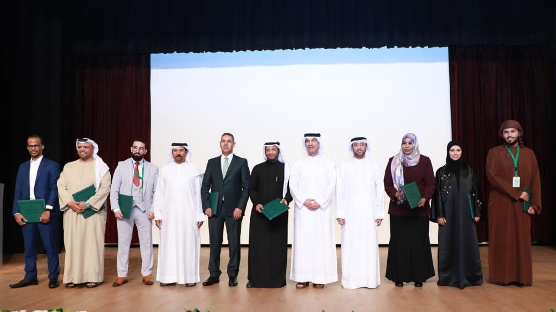 صورة بعنوان: 7 شعراء يحتفون بالحياة ضمن الأمسية 3 بمهرجان الشارقة للشعر العربي 