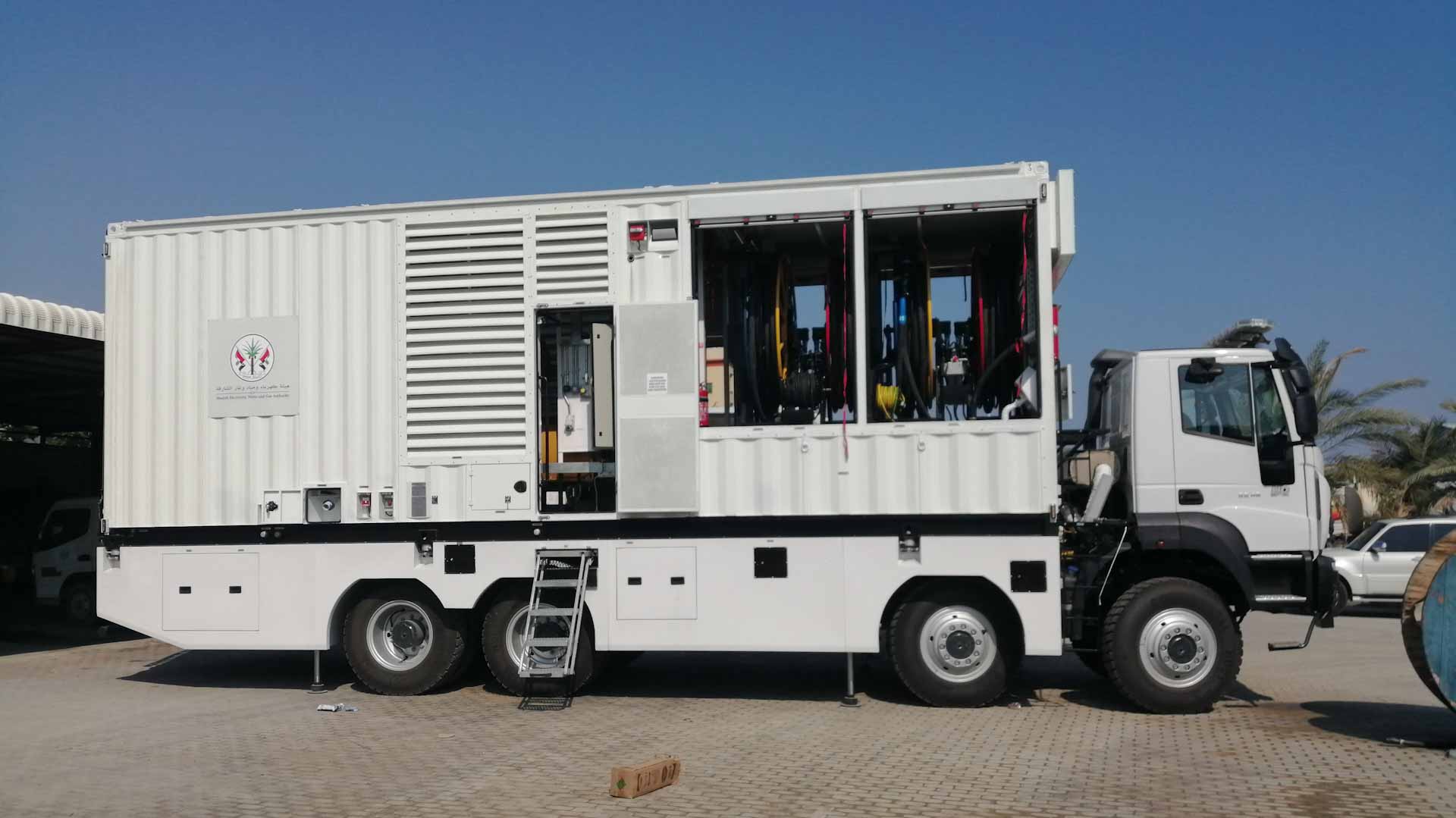 صورة بعنوان: كهرباء الشارقة تزود إدارة خورفكان بوحدة توليد كهرباء متنقلة 