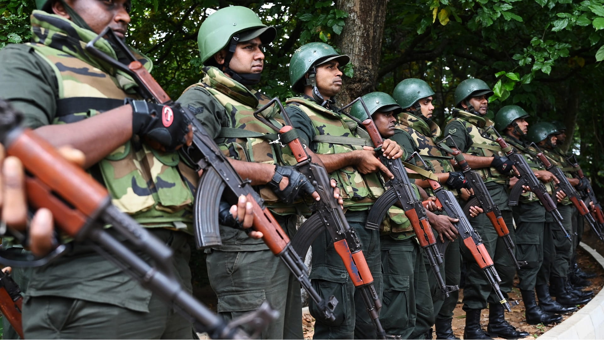Image for the title: Sri Lanka to cut army by half after financial crisis 