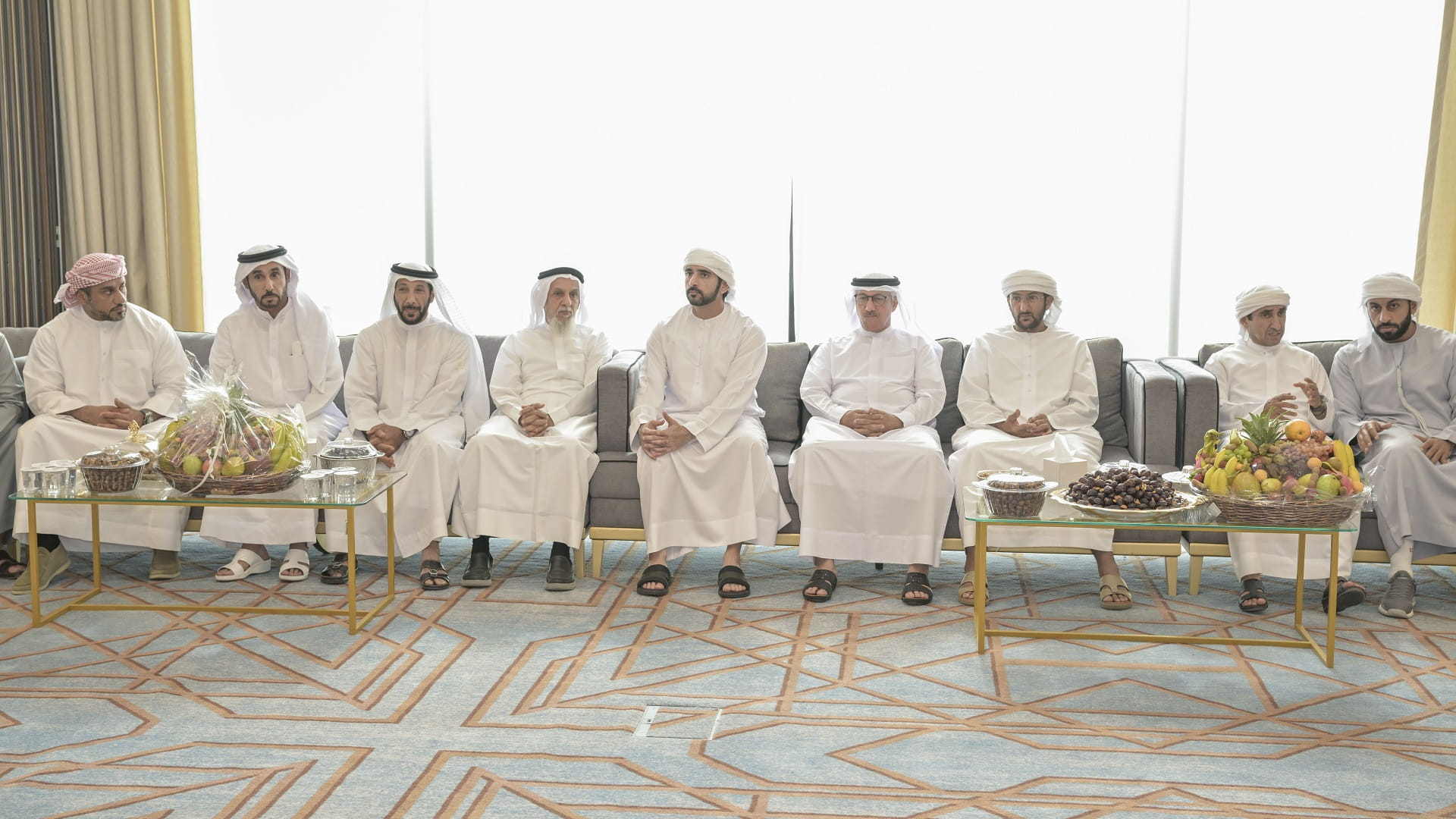 صورة بعنوان: حمدان بن محمد يقدم واجب العزاء بوفاة خلفان بن خرباش في دبي 