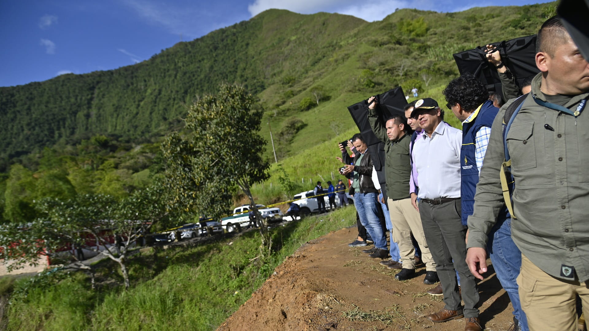 Image for the title: Massive landslide cuts off southern Colombia 