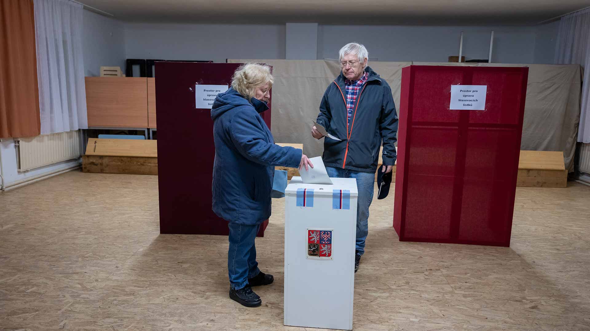Image for the title: Three frontrunners as Czechs vote for new president 