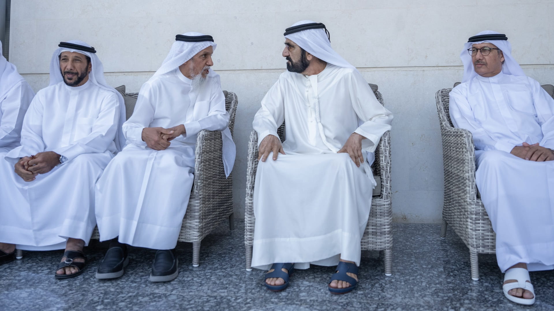 صورة بعنوان: محمد بن راشد يقدّم واجب العزاء في وفاة خلفان بن خرباش 