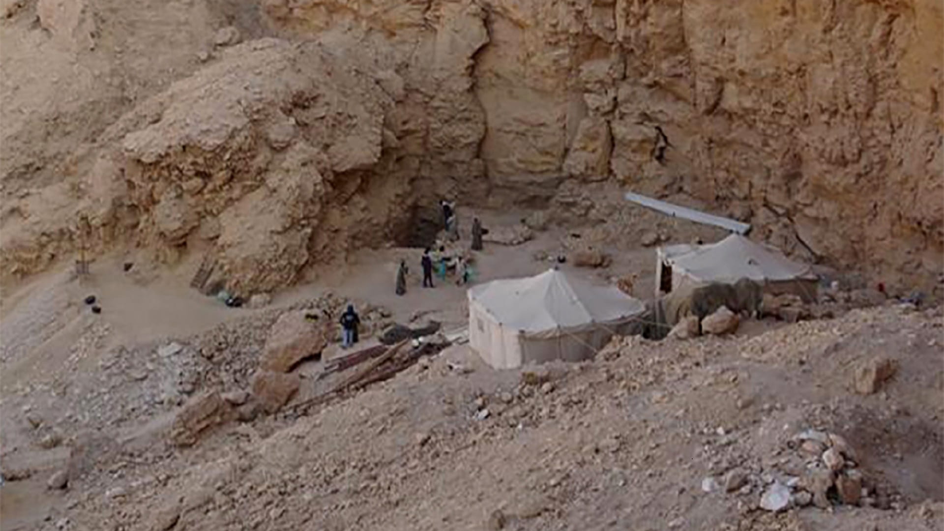 صورة بعنوان: مصر تكشف عن مقبرة ملكية فرعونية جديدة في الأقصر 