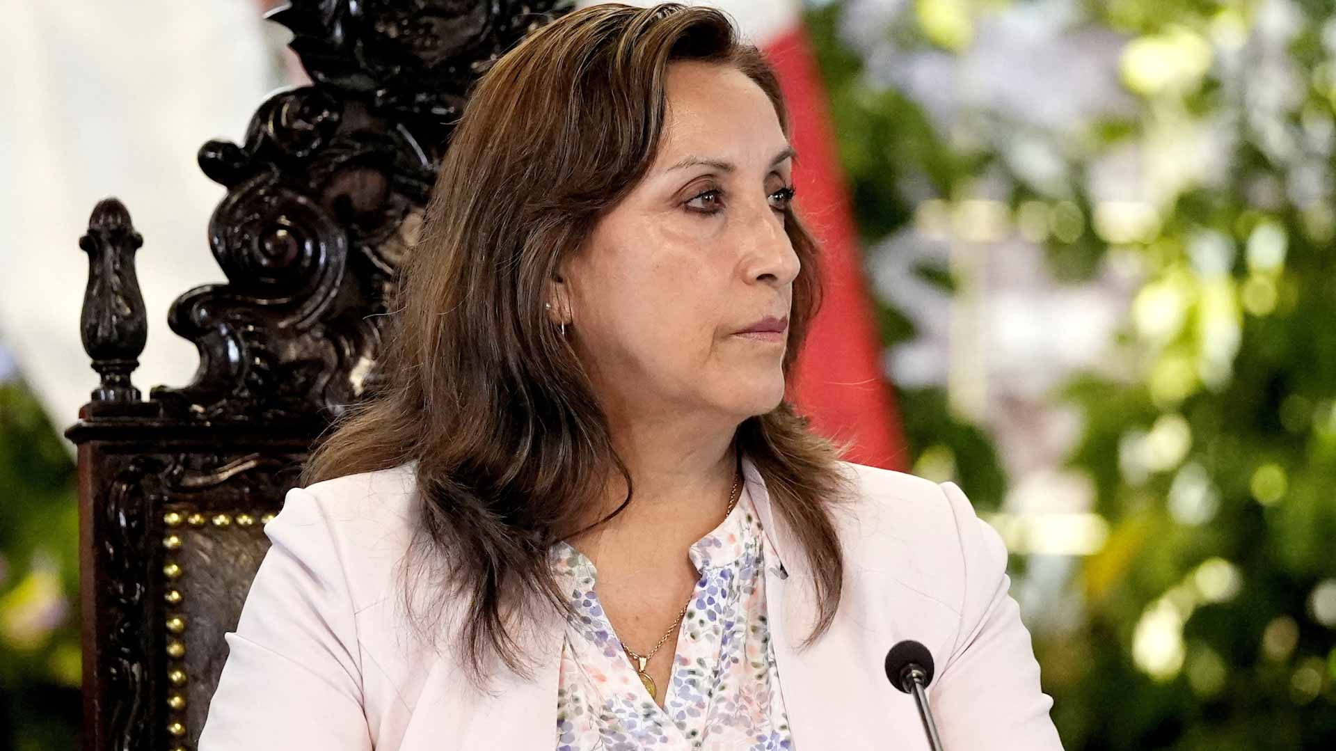 صورة بعنوان: مع تشبثها بالكرسي..رئيسة بيرو تعتذر عن الضحايا في احتجاجات إسقاطها 