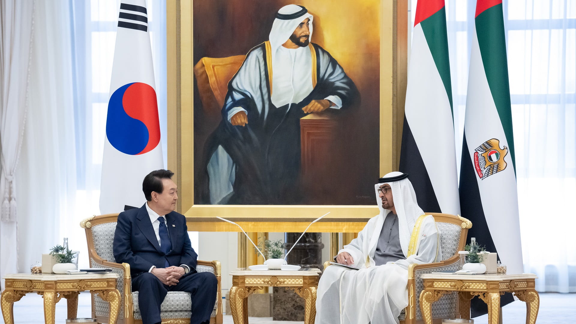 Image for the title: UAE President, Korean President discuss bilateral cooperation 