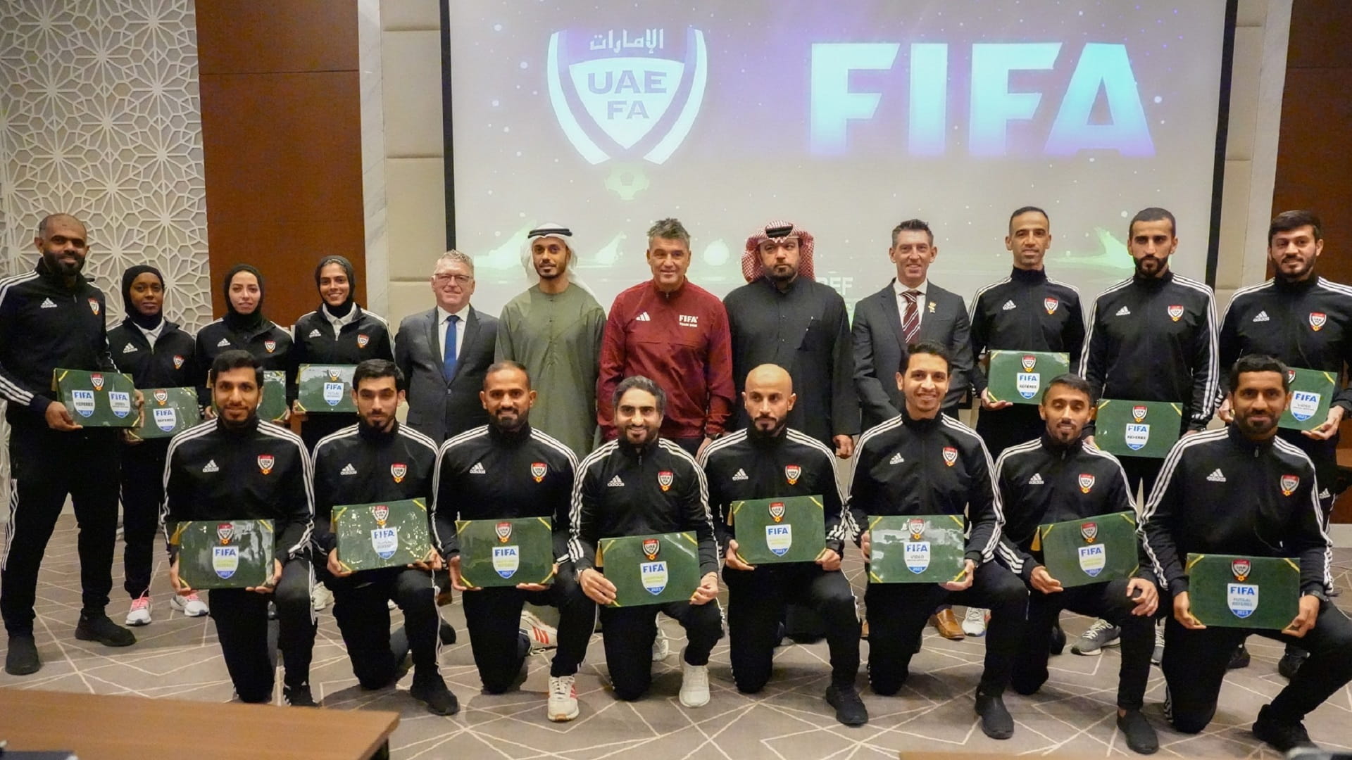 صورة بعنوان: اتحاد الإمارات لكرة القدم يُسلم 30 حكماً الشارات الدولية 