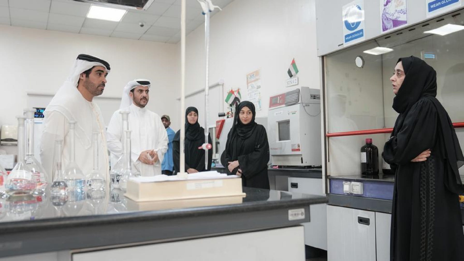 صورة بعنوان: عمار النعيمي يعتمد ميزانية مشروع تطوير مختبرات الأغذية بعجمان 