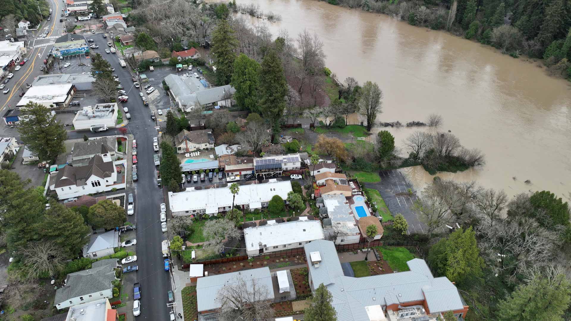 صورة بعنوان: مع جراح عميقة...كاليفورنيا المنكوبة تستعد لموجة ثلوج وأمطار غزيرة 
