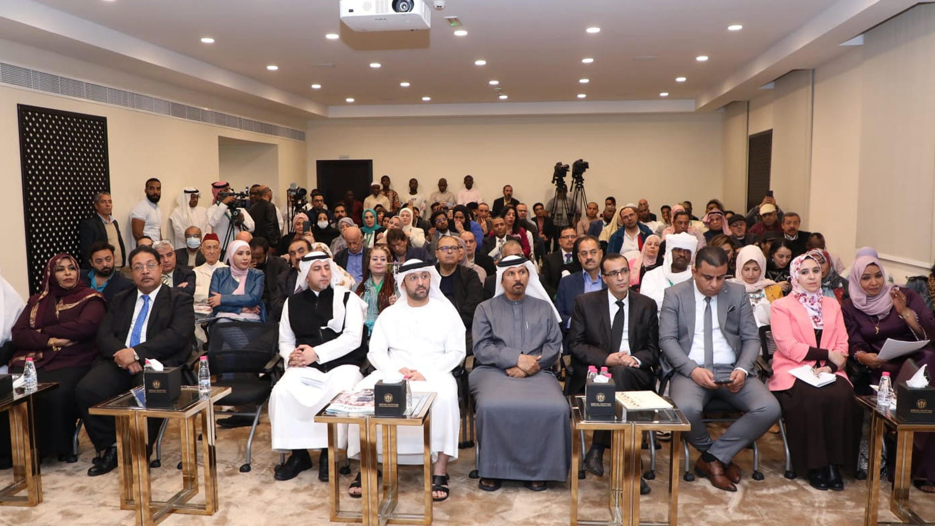 صورة بعنوان: عروس الساحل الشرقي ترتدي حلّةً مطرزة بحروف شعرية 