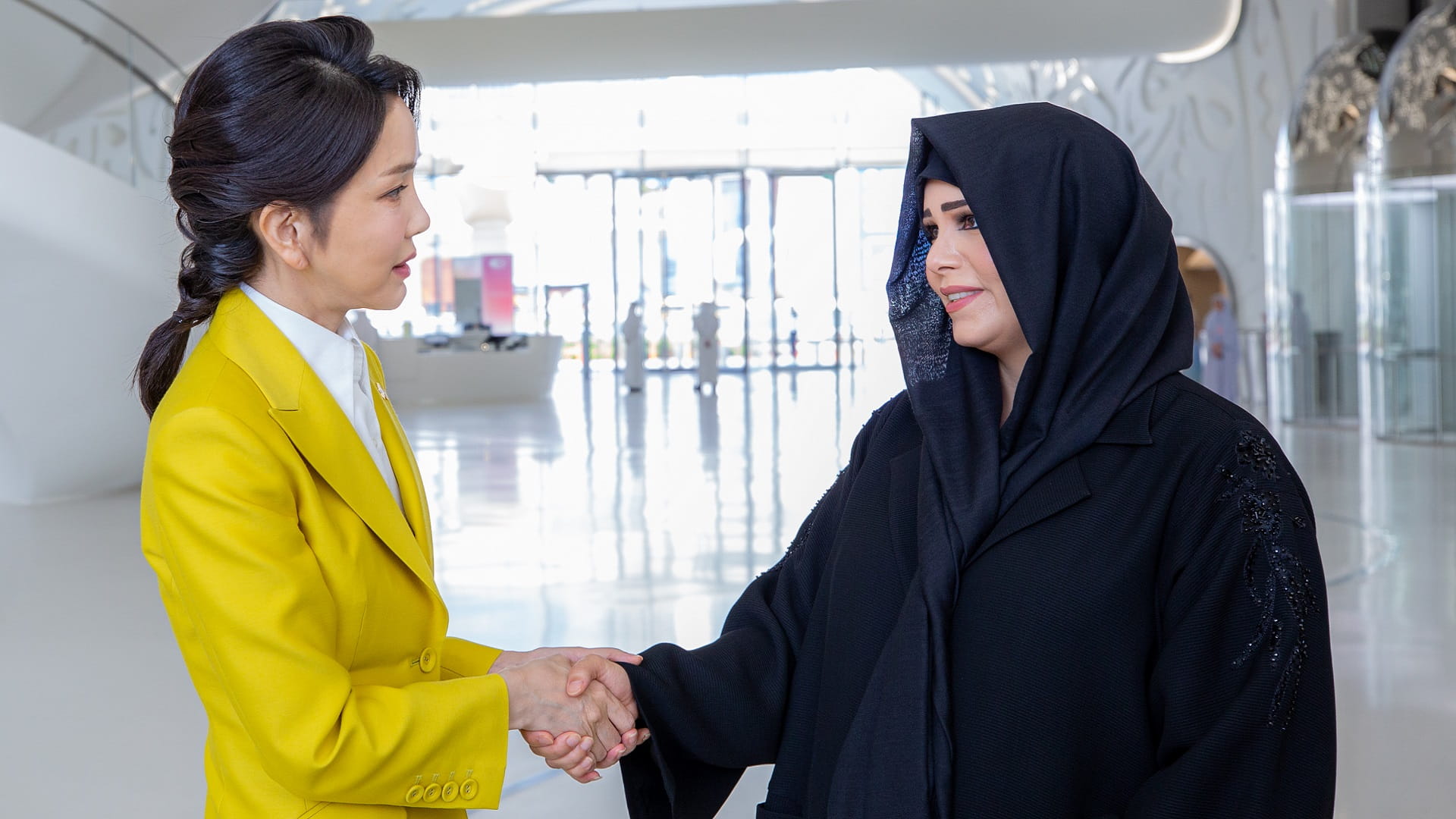 صورة بعنوان: لطيفة بنت محمد تلتقي قرينة الرئيس الكوري 