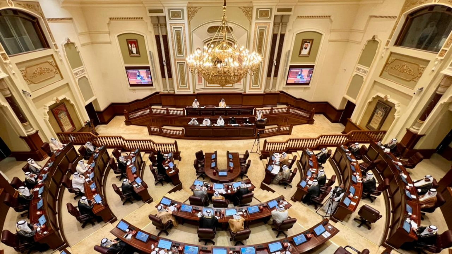 صورة بعنوان: استشاري الشارقة يبحث توصياته بشأن "سياسة دائرة شؤون الضواحي" 