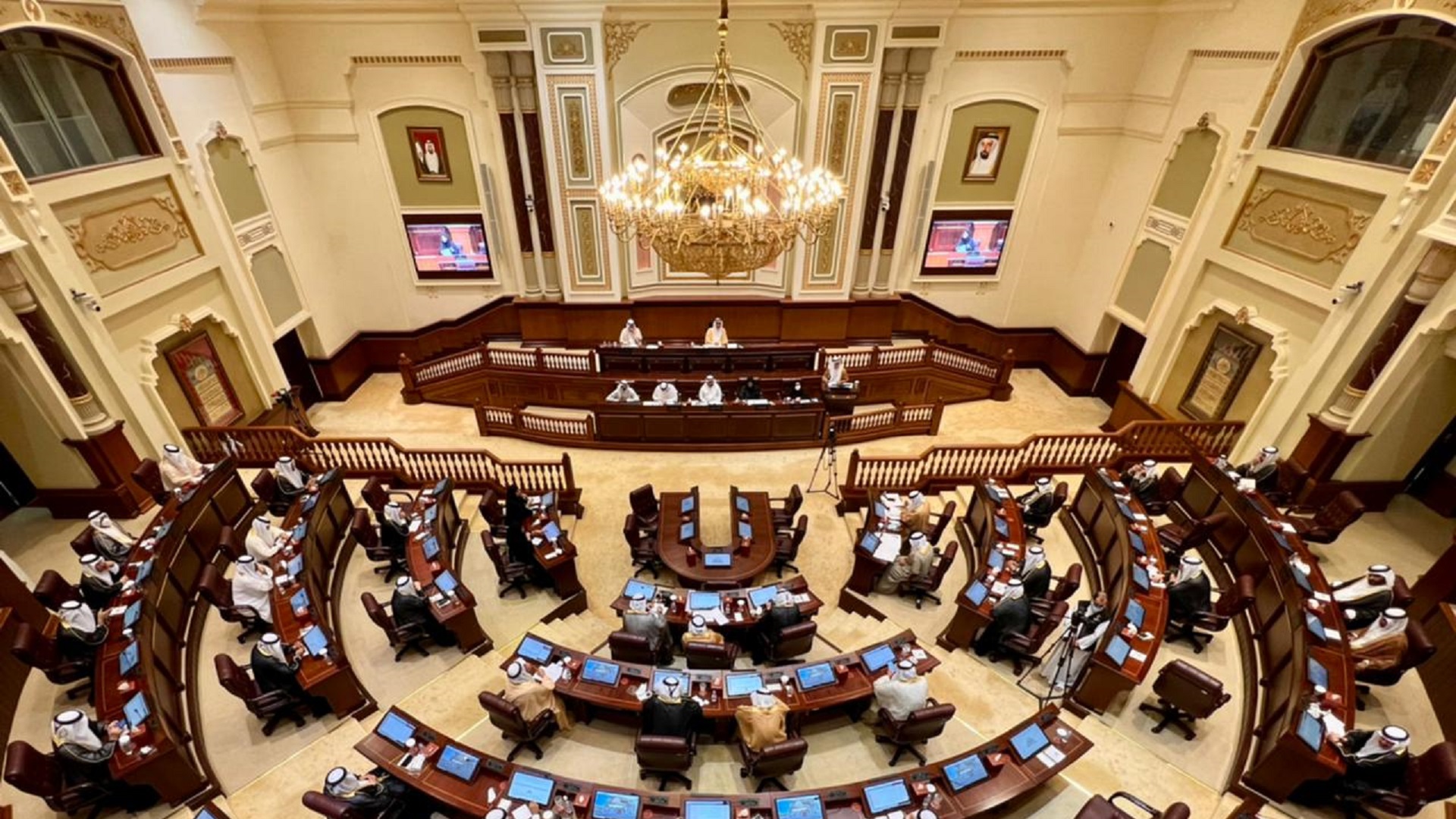 صورة بعنوان: استشاري الشارقة يبحث توصياته بشأن "سياسة دائرة شؤون الضواحي" 