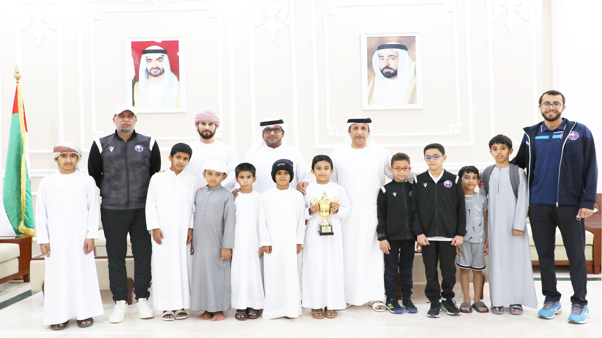 صورة بعنوان: سالم بن هويدن يكرم سباحي نادي الذيد الناشئين لنجاحهم المتميز 