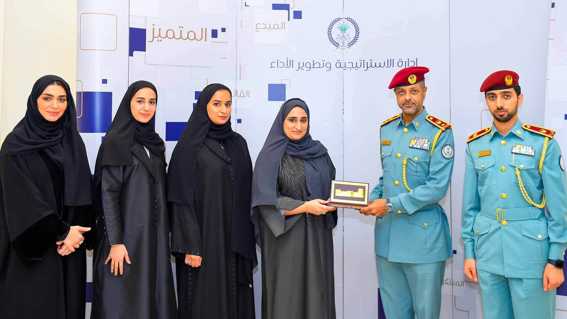 صورة بعنوان: شرطة الشارقة تُطلع مطار الشارقة على أفضل ممارسات التميز المؤسسي 