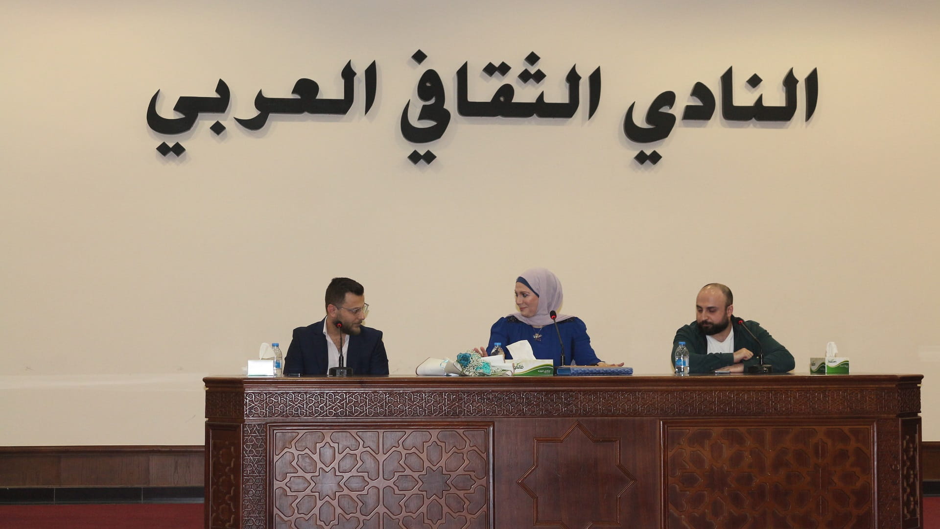 صورة بعنوان: شاعران سوريان ينثران أريج "بساتين الشعر" في النادي الثقافي العربي 