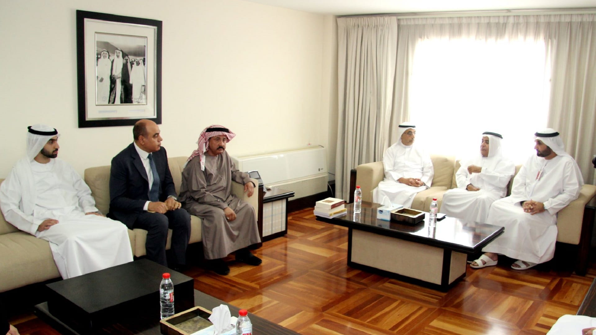 صورة بعنوان: وفد من جامعة الإمارات يزور مركز جمعة الماجد للثقافة والتراث 