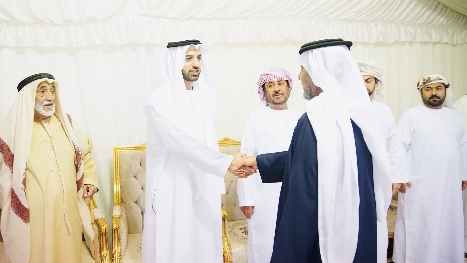 صورة بعنوان: ولي عهد رأس الخيمة يقدم واجب العزاء بوفاة راشد الزمهري 