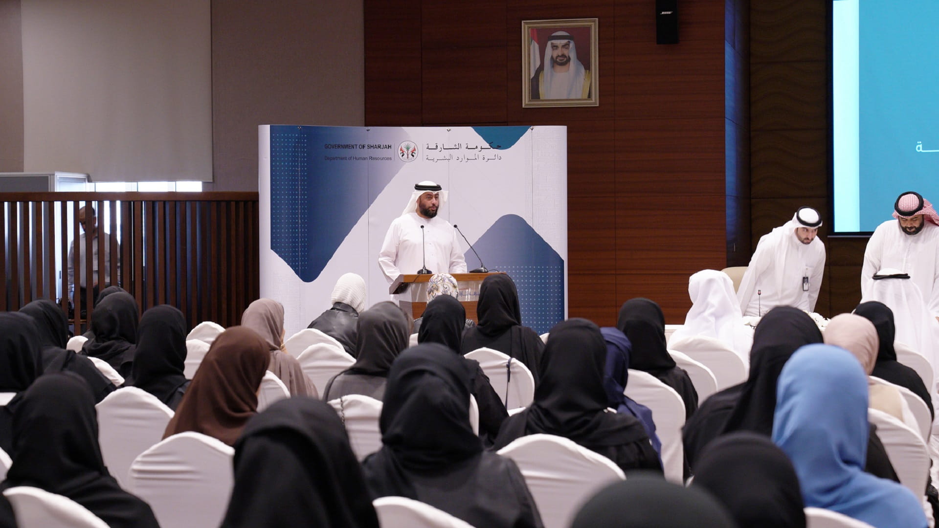 صورة بعنوان: "موارد الشارقة" تعرّف بآلية التوظيف للدوائر اللامركزية 