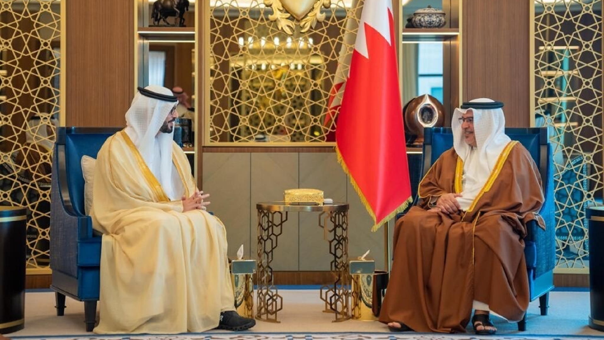 صورة بعنوان: رسالة من محمد بن راشد إلى ولي عهد البحرين سلمها سلطان بن حمدان 