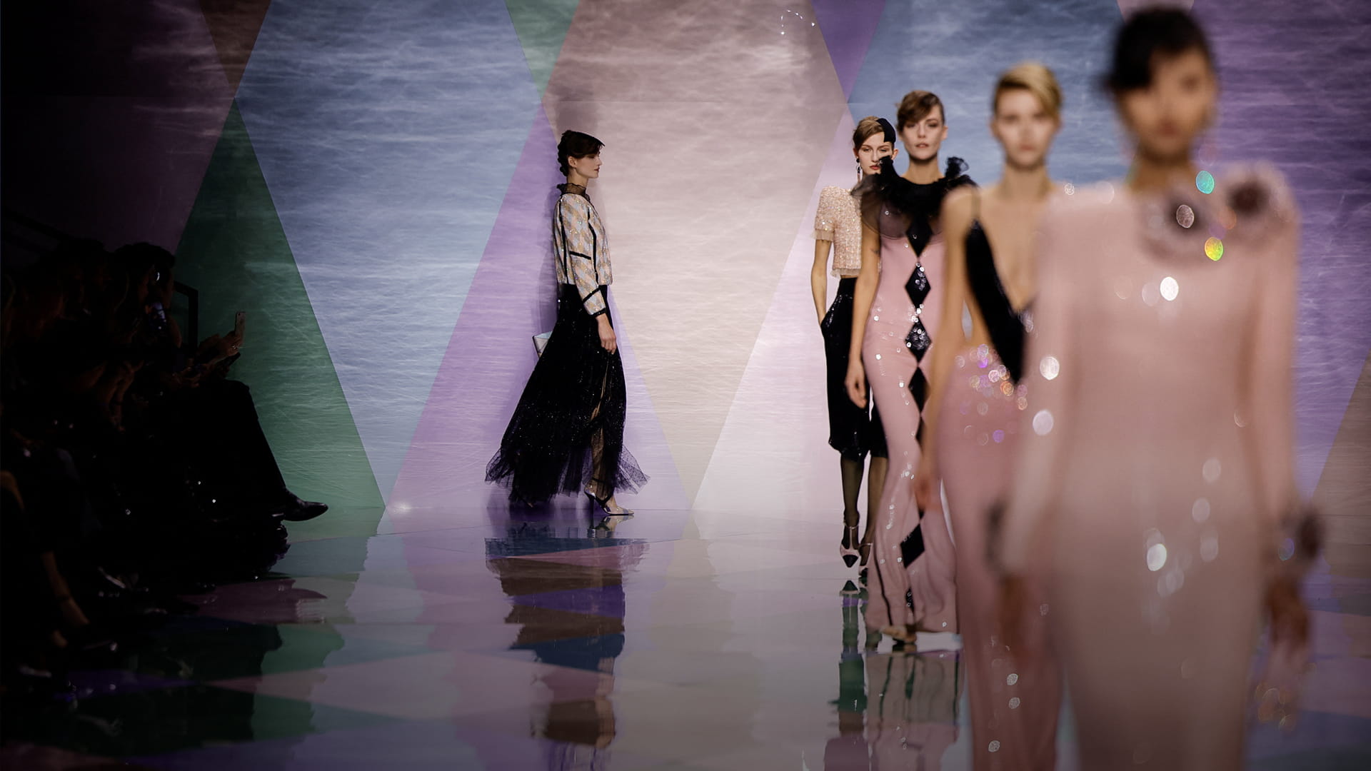 صورة بعنوان: بإبداع...أرماني يدمج أنماط ملابس مهرجين في فساتين سهرة بعروض باريس 