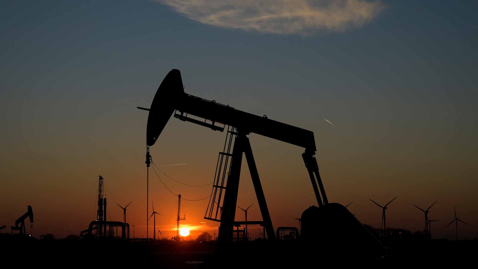 صورة بعنوان: أسعار النفط تنتعش بدعم من التفاؤل إزاء تعافي الطلب في الصين 