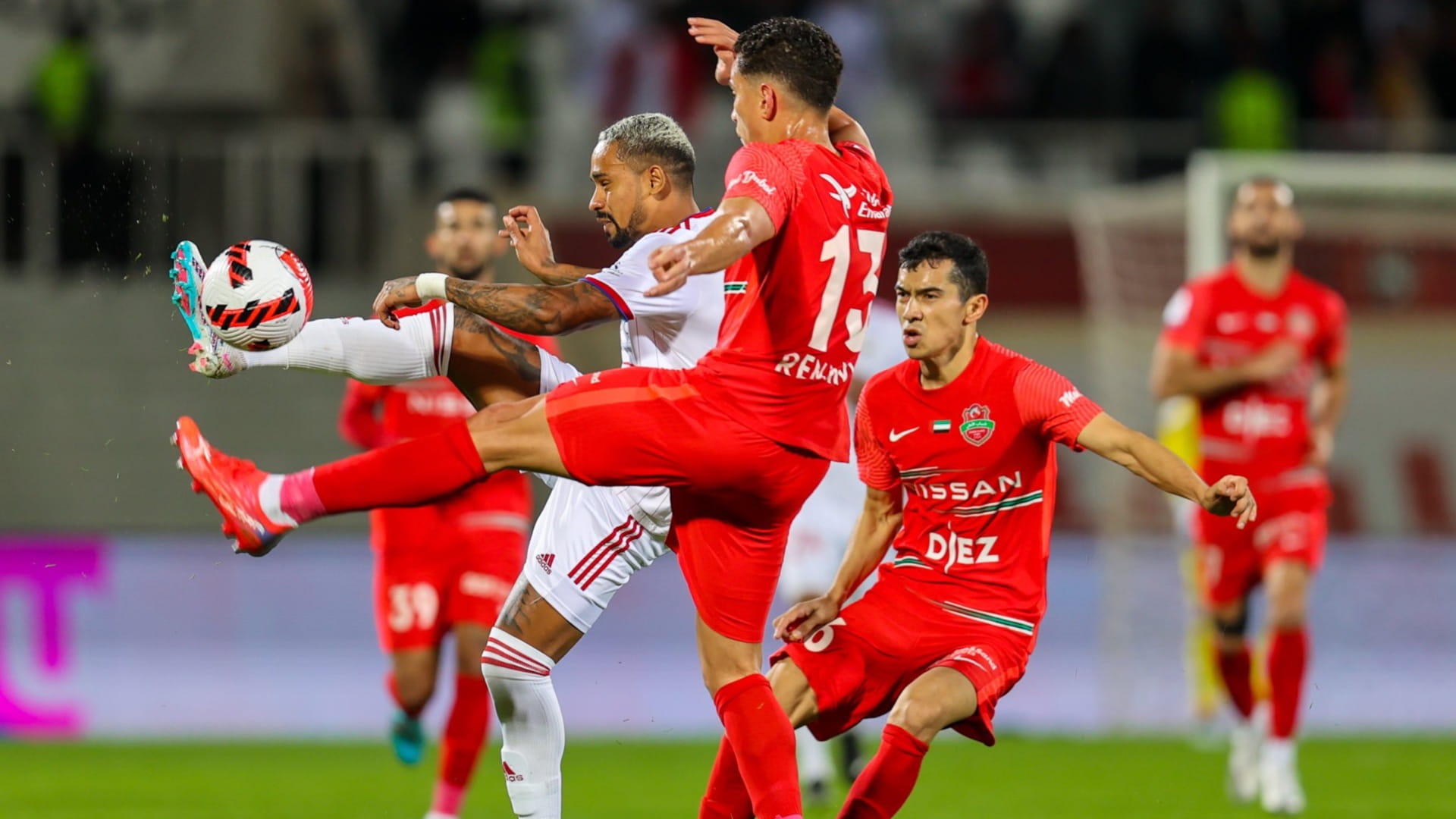 صورة بعنوان: قمة الشارقة وشباب الأهلي تنتهي بالتعادل السلبي 