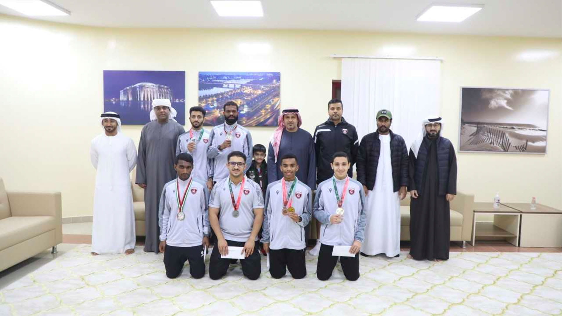 صورة بعنوان: جمعة الشامسي يكرم فريق الحمرية لألعاب القوى لتألقه  