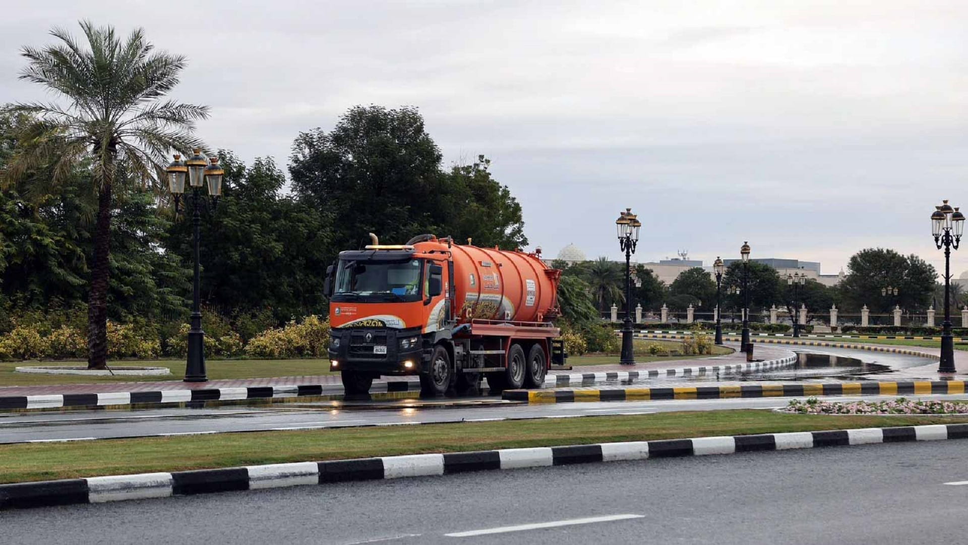 Image for the title: Sharjah Mun.: More than 185 tanks to deal with unstable weather 