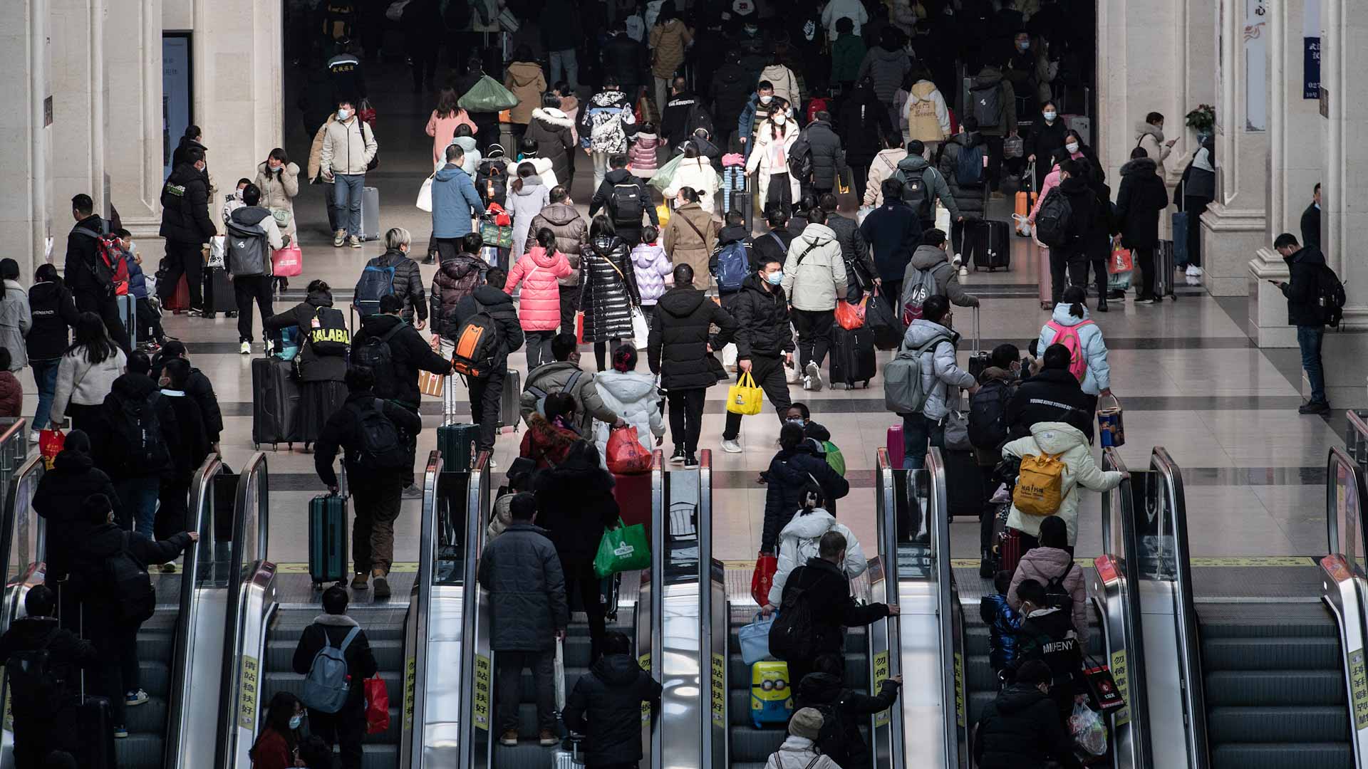 Image for the title: Holiday trips within China surge after COVID curbs lifted 