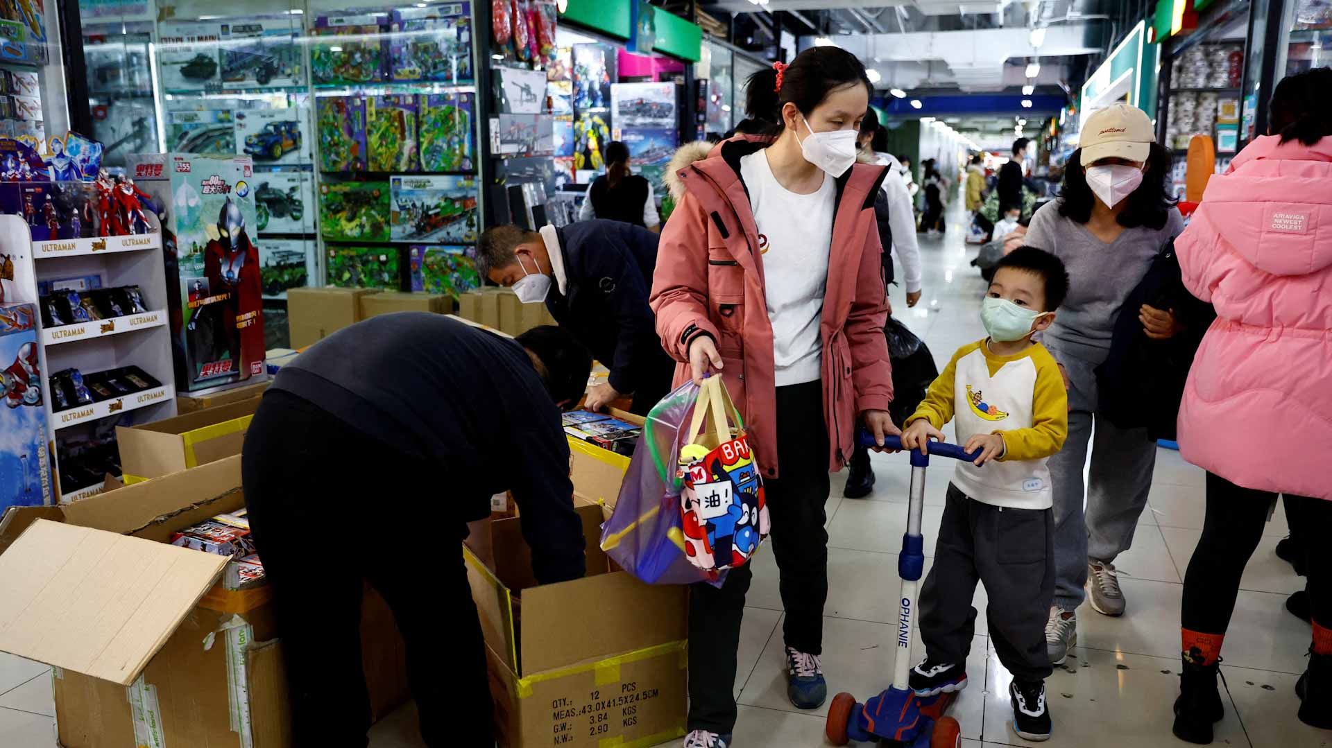 Image for the title: China wants to increase imports as world's demand declines 