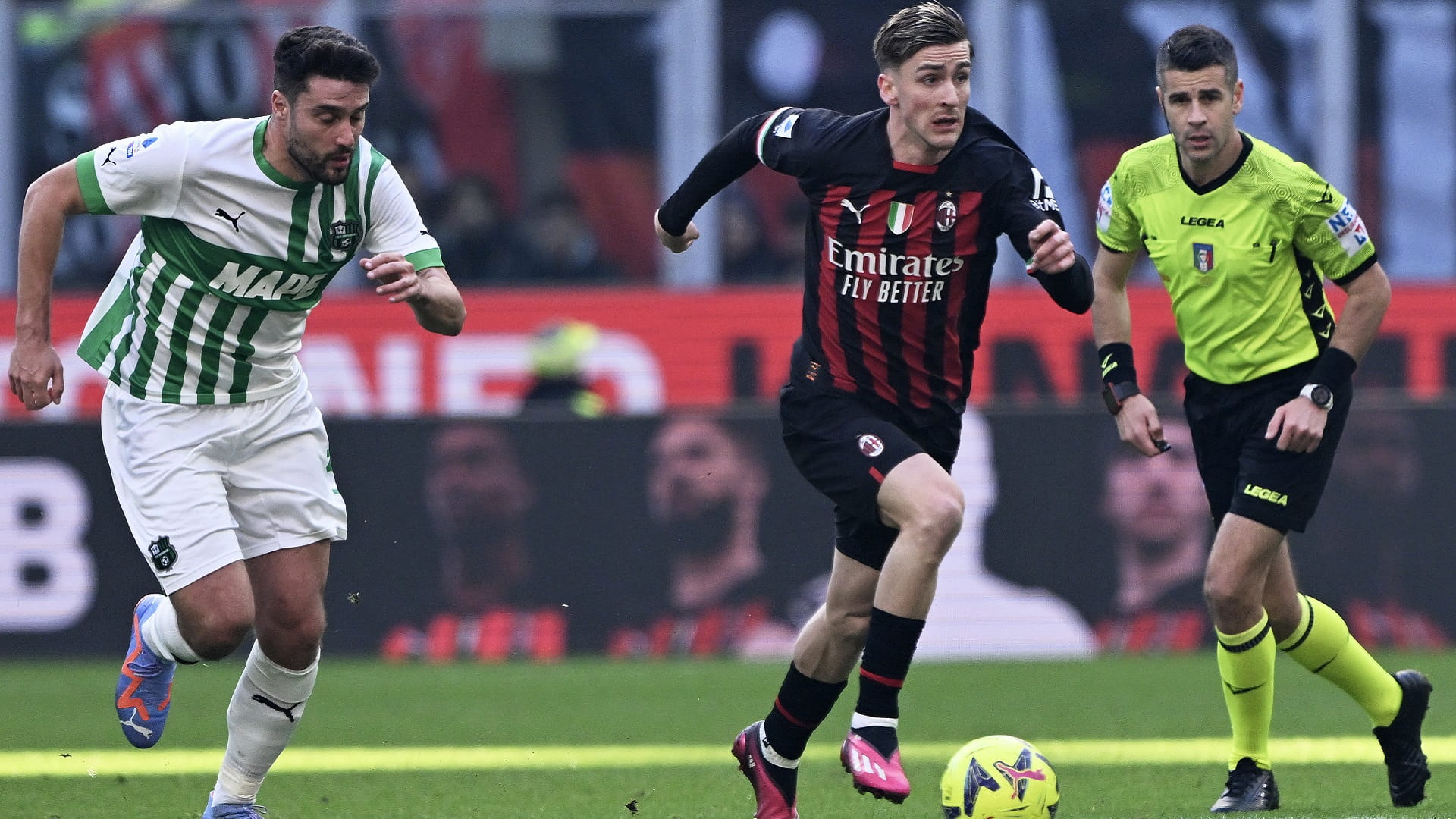 صورة بعنوان: ساسولو يقسو على ميلان في الدوري الإيطالي 