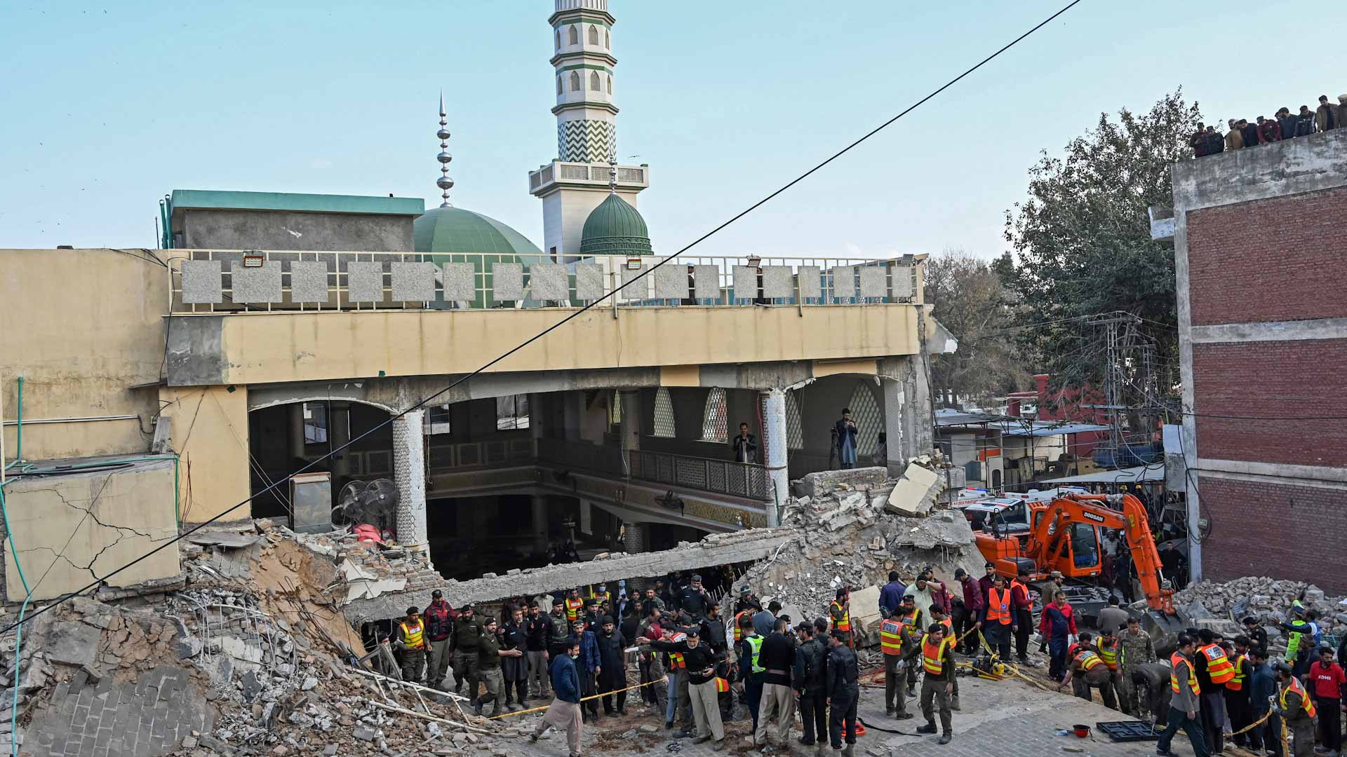 صورة بعنوان: باكستان: ارتفاع حصيلة ضحايا تفجير مسجد شرطة بيشاور إلى 83 قتيلاً  
