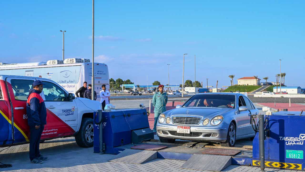 صورة بعنوان: "شرطة الوسطى" تواصل مبادرة الخدمات المتنقلة لفحص وتسجيل المركبات 