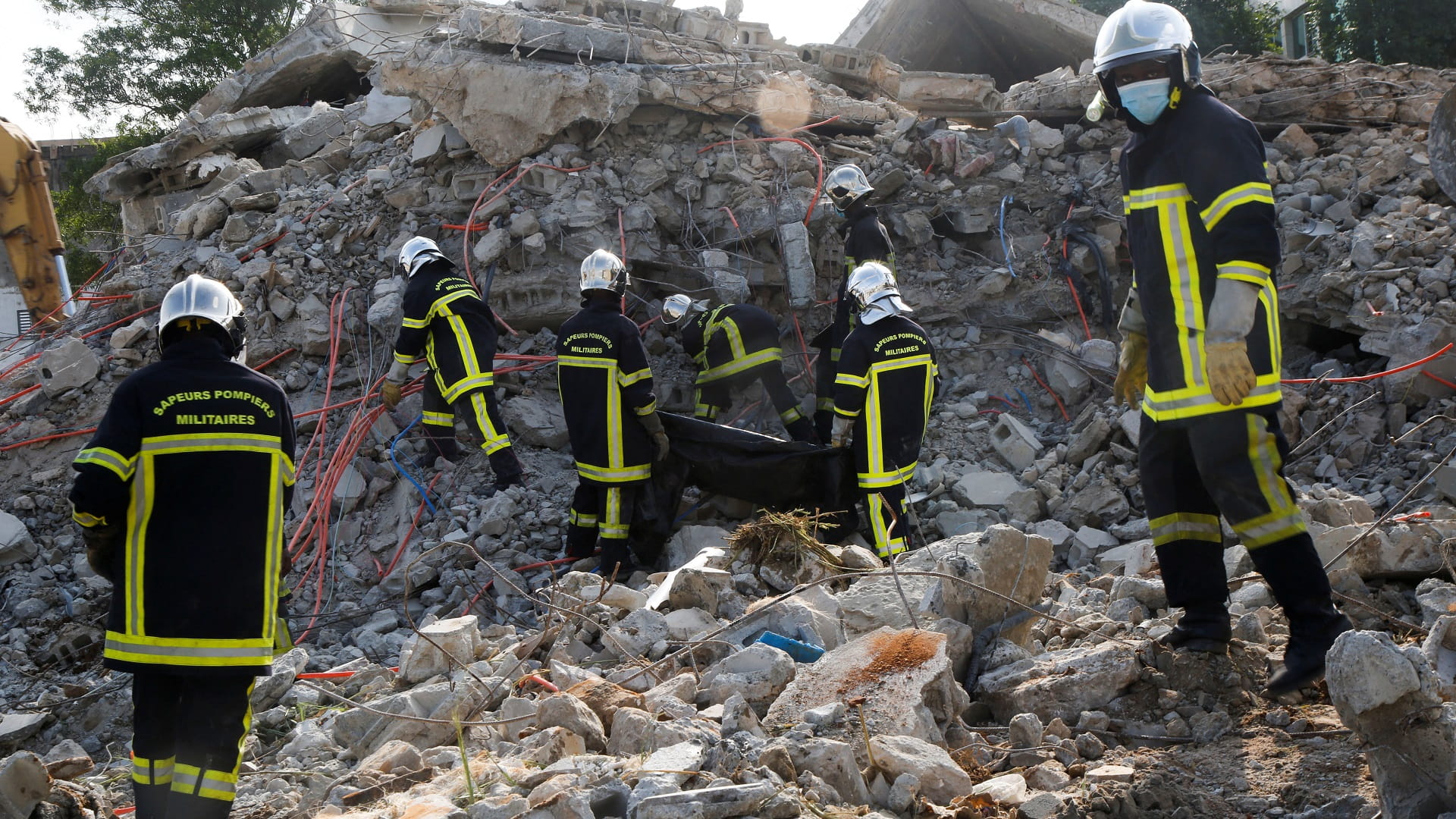 صورة بعنوان: مقتل 7 أشخاص في انهيار مبنى قيد الإنشاء بساحل العاج 