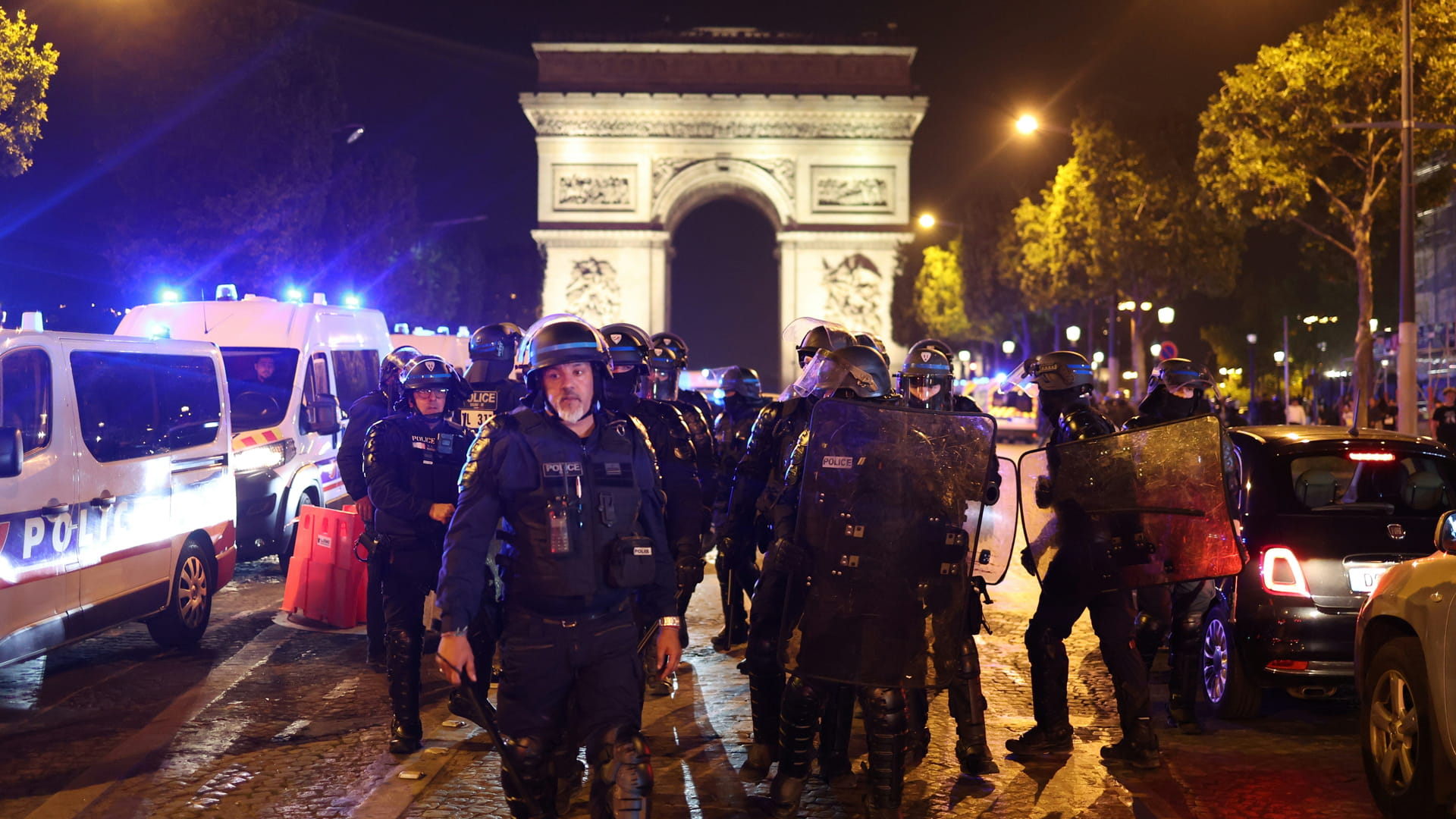 صورة بعنوان: بعد تشييع نائل.. أعمال الشغب الليلية تتراجع نسبياً في فرنسا 