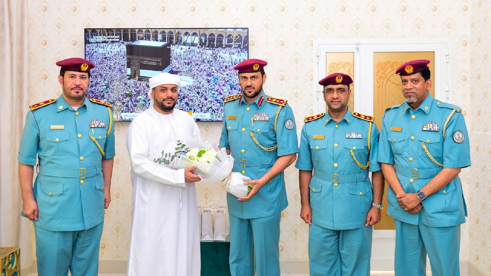 صورة بعنوان: شرطة الشارقة تزور منتسبيها من الحجاج العائدين من بيت الله الحرام 