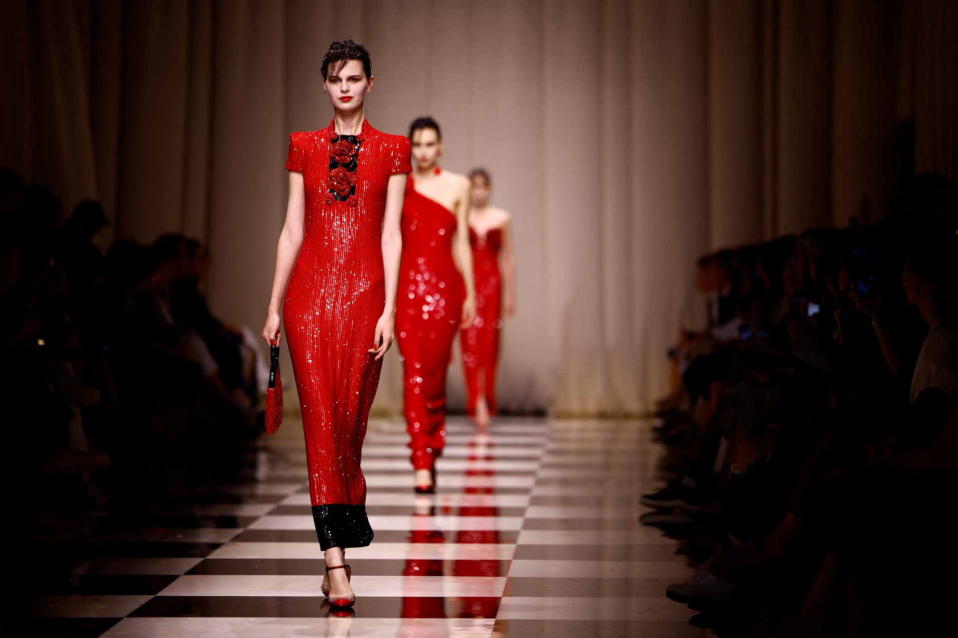 صورة بعنوان: مع مشاهير الفن...أزياء أرماني الراقية تتلألأ في أسبوع باريس للموضة 