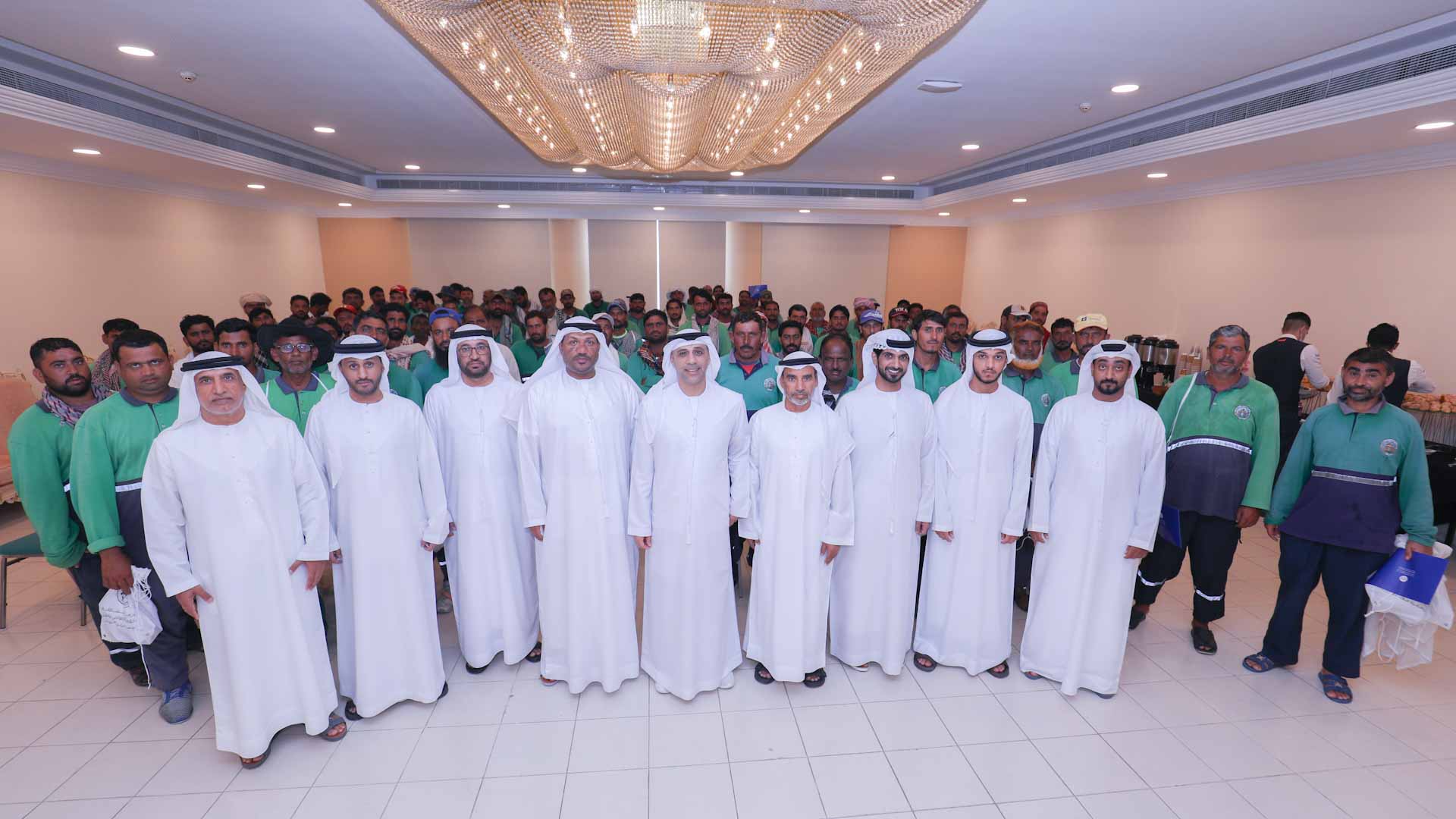 صورة بعنوان: الشارقة تعرّف العمال بمخاطر التعرض للشمس في مبادرة "كن ظلهم" 