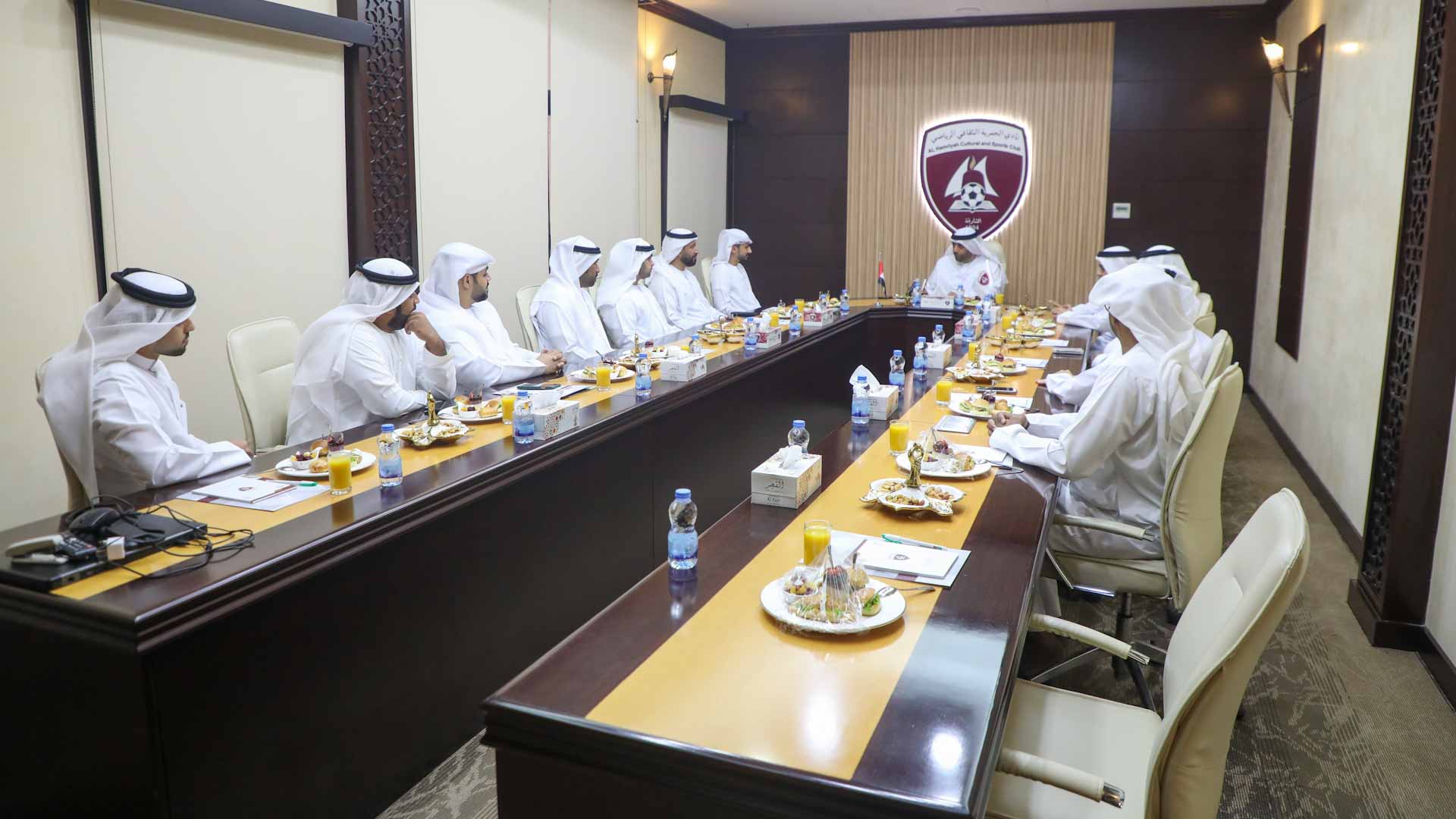 صورة بعنوان: "الشارقة الرياضي" يُهنئ مجلس إدارة نادي الحمرية الجديد 