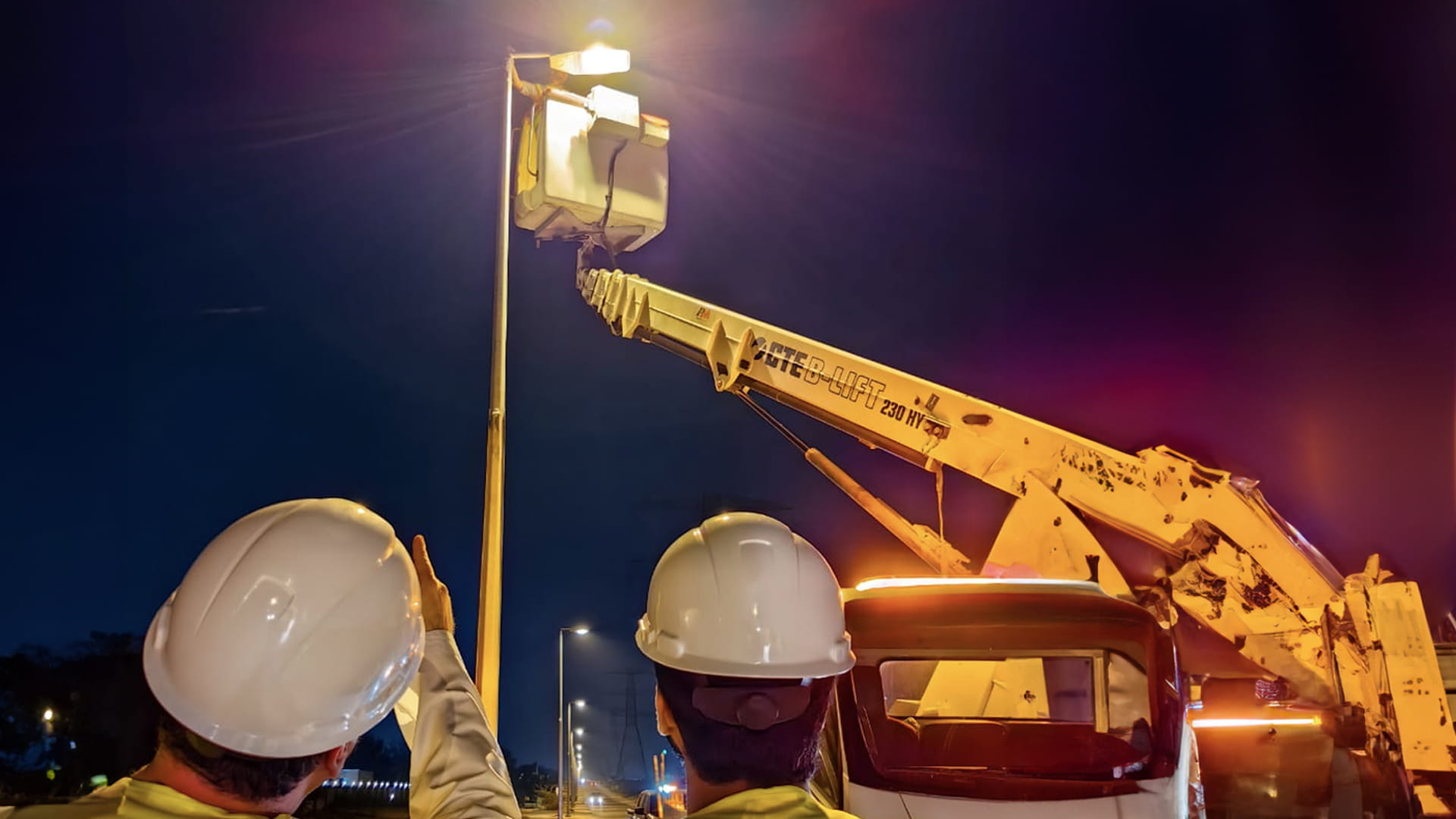 صورة بعنوان: كهرباء الشارقة تنير شارع الرحمانية - الزبير بتركيب 271 عمود إنارة 