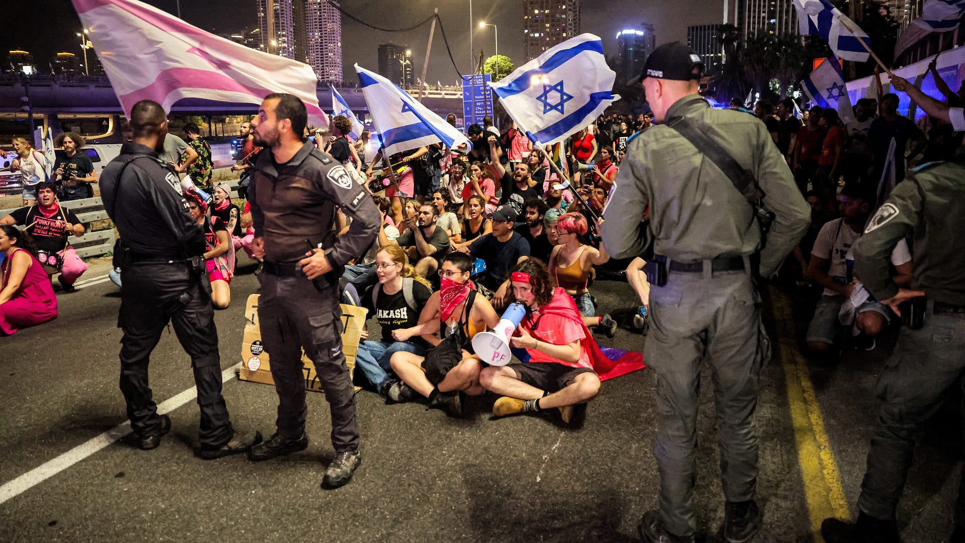 Image for the title: Israeli protests reignite as Netanyahu pushes new justice bill 