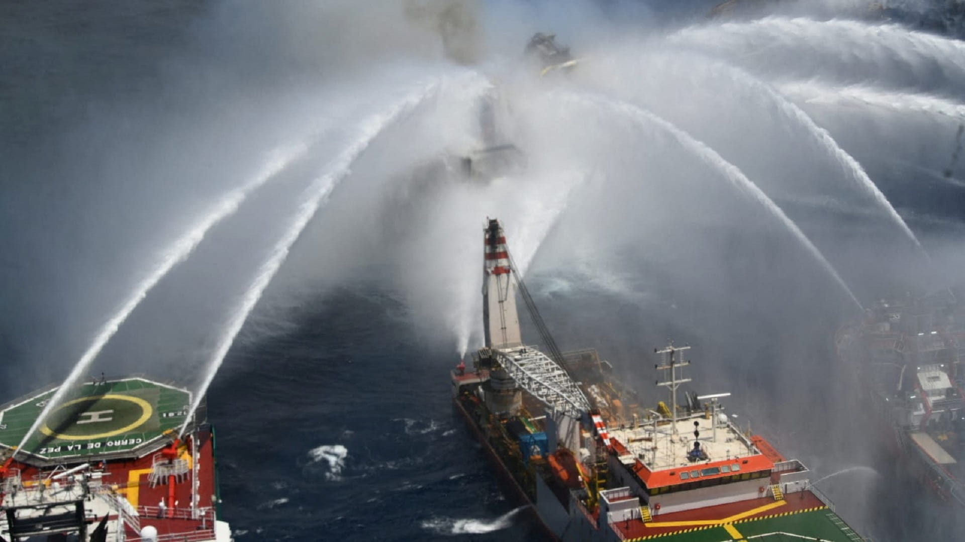 صورة بعنوان: النيران تأكل منصة نفط في المكسيك ومقتل شخصين جراء الحريق 