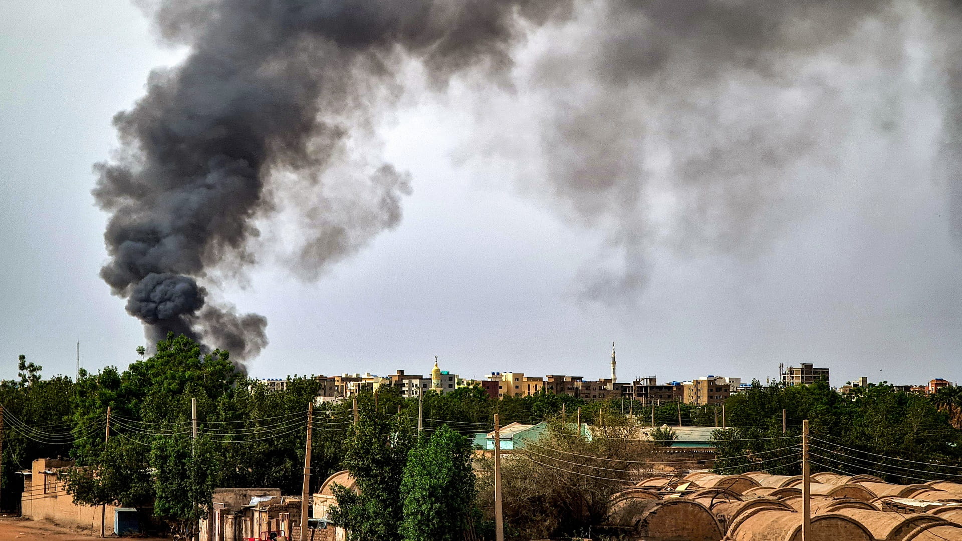 Image for the title: 22 killed, scores injured in air strike on Sudan's Omdurman 